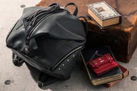 「鋼の錬金術師」のキャラをモチーフにしたバッグとパスケース。