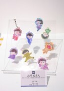 3月下旬に発売される予定の「ぴた！でふぉめ おそ松さん アクリルキーホルダー」。