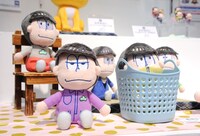 「おそ松さん ビーンズぬいぐるみ」の一松と十四松。