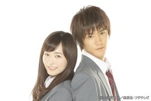 吉川菜緒役の福原遥（左）と上原久志役の白石隼也。