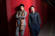 実写映画「信長協奏曲」にてサブロー／明智光秀役を演じる小栗旬（左）と、羽柴秀吉役を演じる山田孝之（右）。