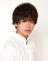 青八木一役の八島諒。