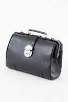 間黒男をイメージしたショルダーバッグ。