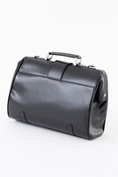 間黒男をイメージしたショルダーバッグ。