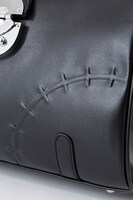 間の顔にある傷の縫い跡をイメージしたカアとし。