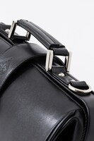 「ブラック・ジャック」にちなんだスペードマークの型押し。