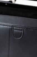 間黒男をイメージしたショルダーバッグ。