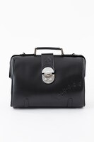 間黒男をイメージしたショルダーバッグ。