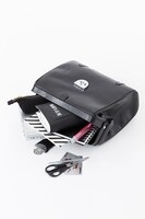 間黒男をイメージしたショルダーバッグ。