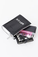 間黒男が読んでいる医学大辞典をイメージしたブック型ポーチ。