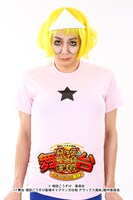 アマンダ役の磯貝龍虎。