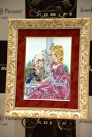 会場に展示された「ベルサイユのばら」の「ジュエリー絵画」。