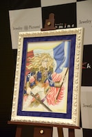 会場に展示された「ベルサイユのばら」の「ジュエリー絵画」。