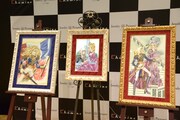 会場に展示された「ベルサイユのばら」の「ジュエリー絵画」。