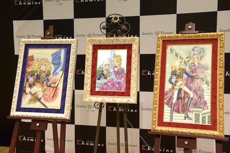 会場に展示された「ベルサイユのばら」の「ジュエリー絵画」。