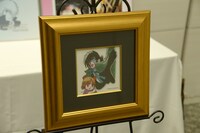 会場に展示された手塚治虫作品の「ジュエリー絵画」。