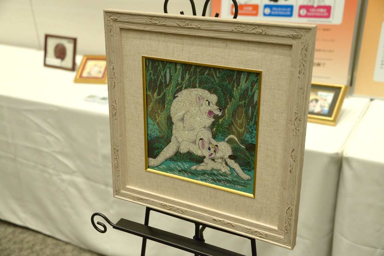 会場に展示された手塚治虫作品の「ジュエリー絵画」。