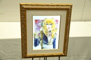 会場に展示された「ベルサイユのばら」の「ジュエリー絵画」。
