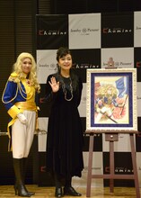 オスカルの衣装を着用したモデル（左）と池田理代子。