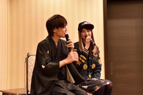 アニメ第1話を鑑賞しながらトークを繰り広げる吉田尚記と小林ゆう。