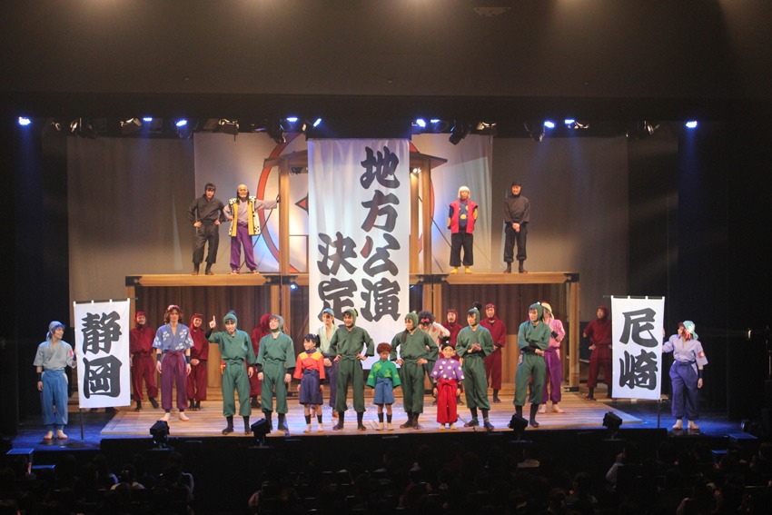 「ミュージカル『忍たま乱太郎』第7弾 ～水軍砦三つ巴の戦い！～」千秋楽の様子。