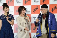 3人で談笑する場面も。