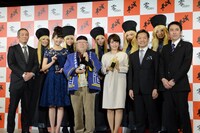 （前列左から）株式会社美少年の代表取締役・千堂敬一郎、おのののか、松本零士、磯山さやか、熊本県菊池市長・江頭実、杜氏・水上弘童。