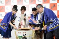 鏡開きの様子。