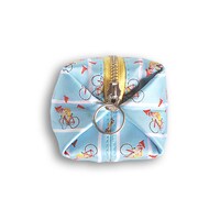 鳴子章吉スクエアポーチ