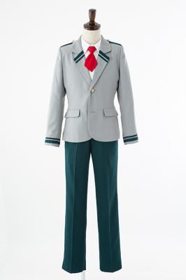短いネクタイと合わせた雄英高校の制服（男子冬服）。