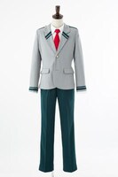 長いネクタイと合わせた雄英高校の制服（男子冬服）。