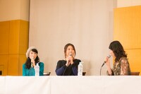 和気あいあいとトークを繰り広げる3人。撮影：木場 ヨシヒト
