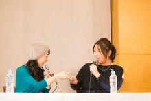大原さやかから皆川純子へサプライズプレゼント。撮影：木場 ヨシヒト
