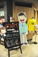 「おそ松さん」コラボカフェの店内の様子。