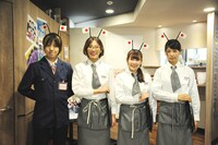 「おそ松さん」コラボカフェのスタッフ。