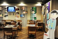 「おそ松さん」コラボカフェの店内の様子。