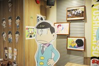 「おそ松さん」コラボカフェの店内の様子。