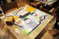 「おそ松さん」コラボカフェの店内の様子。