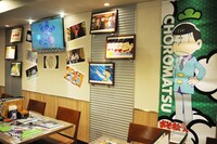 「おそ松さん」コラボカフェの店内の様子。