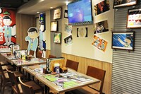 「おそ松さん」コラボカフェの店内の様子。