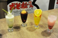 「おそ松さん」コラボカフェにて提供されるドリンクの一部。