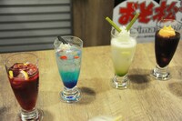 「おそ松さん」コラボカフェにて提供されるドリンクの一部。