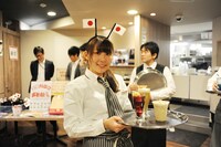 「おそ松さん」コラボカフェのスタッフ。