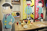 「おそ松さん」コラボカフェの店内の様子。