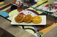 「おそ松さん」コラボカフェにて提供される「どうやって分けんだよこの今川焼」。