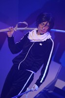 夜ト役の鈴木拡樹。