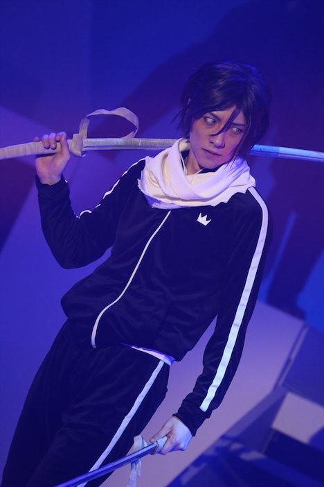 夜ト役の鈴木拡樹。