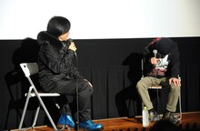 『母親との会話のシーンがかわいい』と言われ、思わず照れてしまう遠藤ミチロウ（右）。