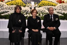 左から京極夏彦、武良布枝、荒俣宏。