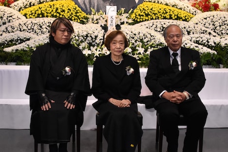 左から京極夏彦、武良布枝、荒俣宏。